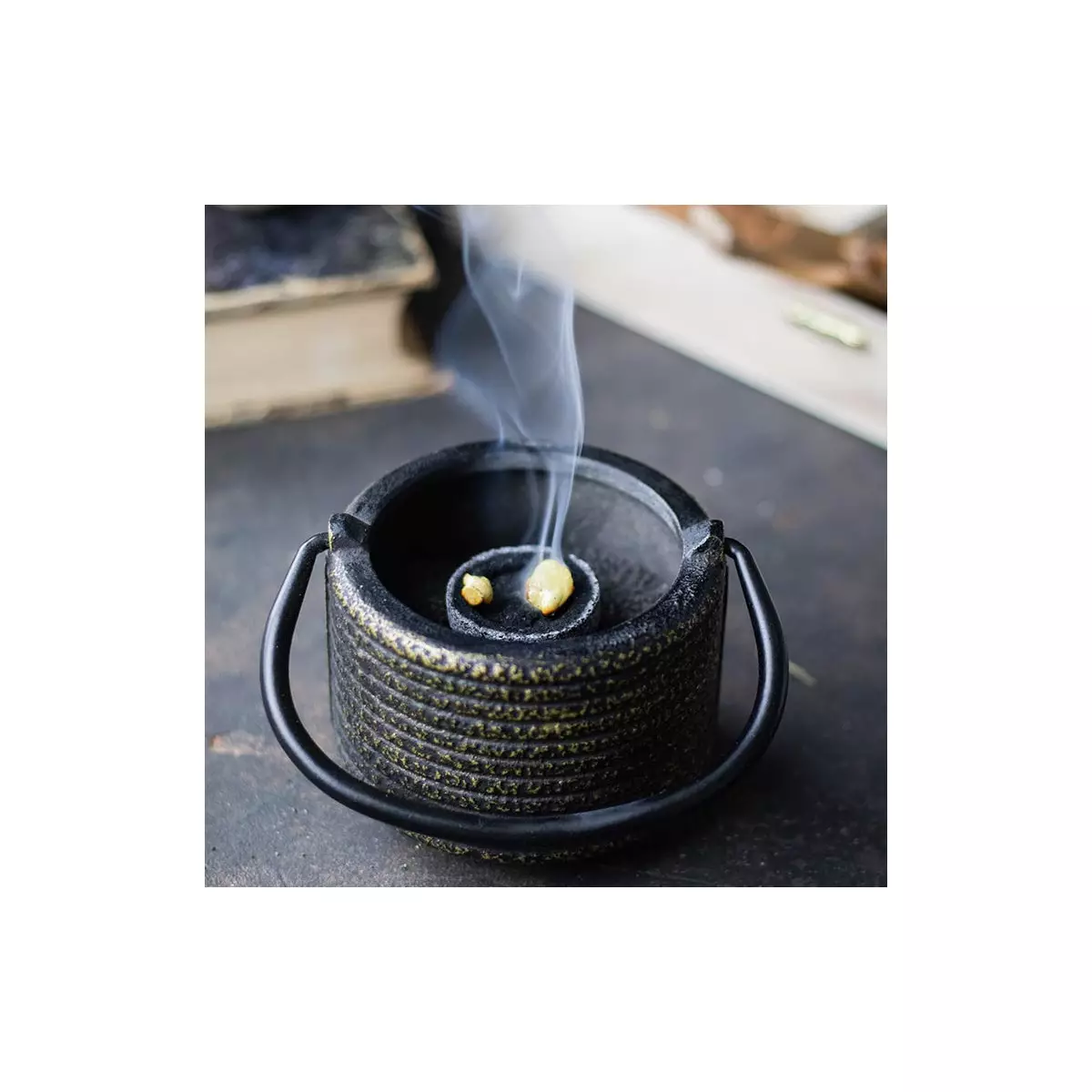 Kifinomult japán ízésvilágot tükröző öntöttvas füstölőedény fekete-bronz színben, mely többféle módon is használható.